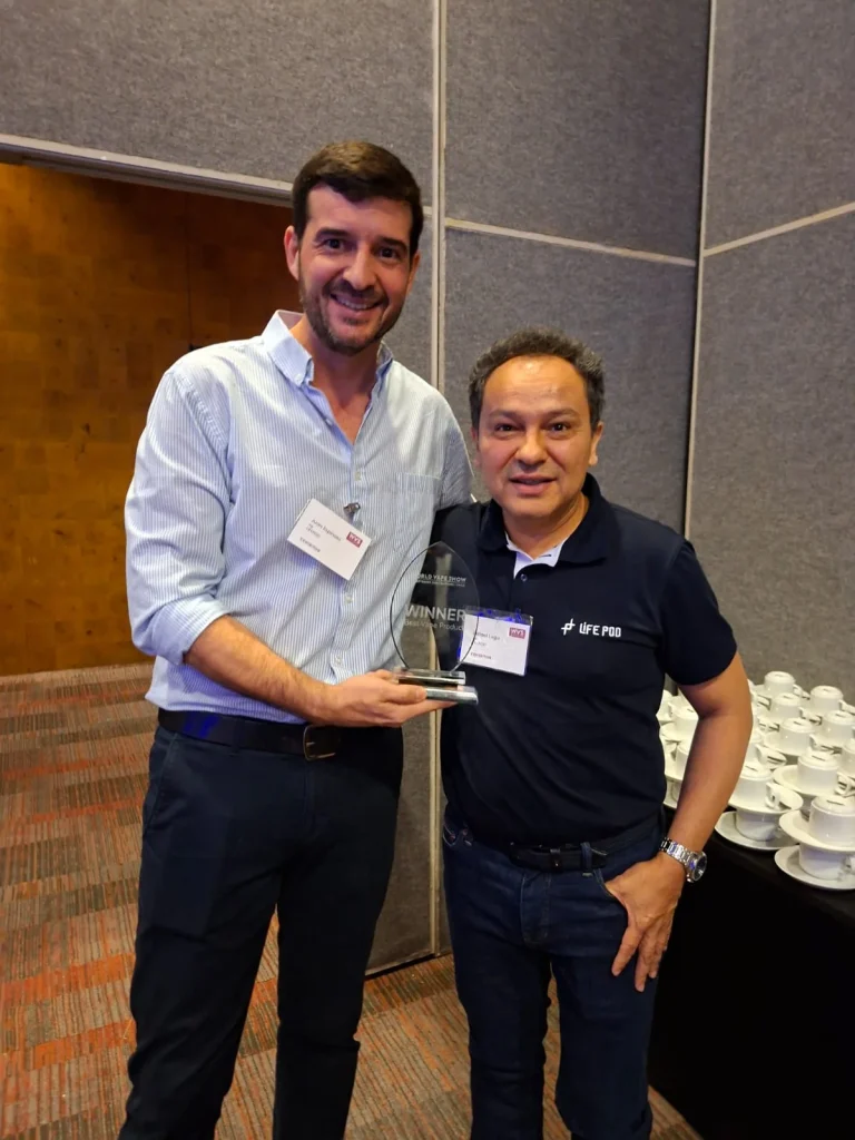 Life Pod team receiving the Best Vape Product award at World Vape Show South America 2026